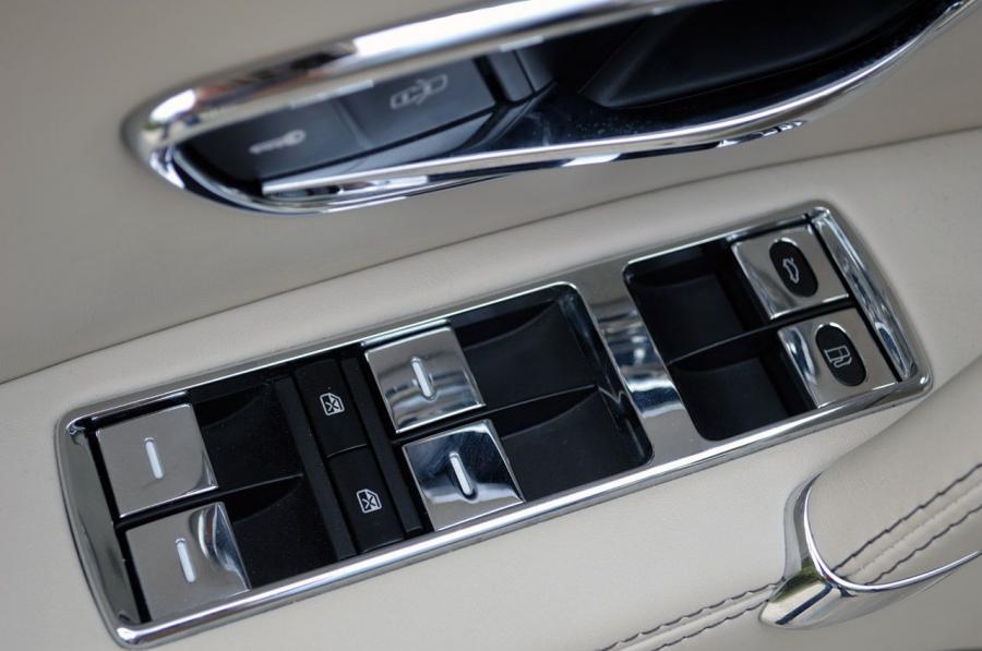 Детали интерьера Bentley Flying Spur 2014 года  (фото 20 из 63)
